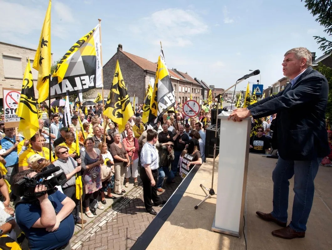 Девинтер, лидер ультраправой бельгийской партии «Фламандский интерес», на митинге своих сторонников. Фото: EPA