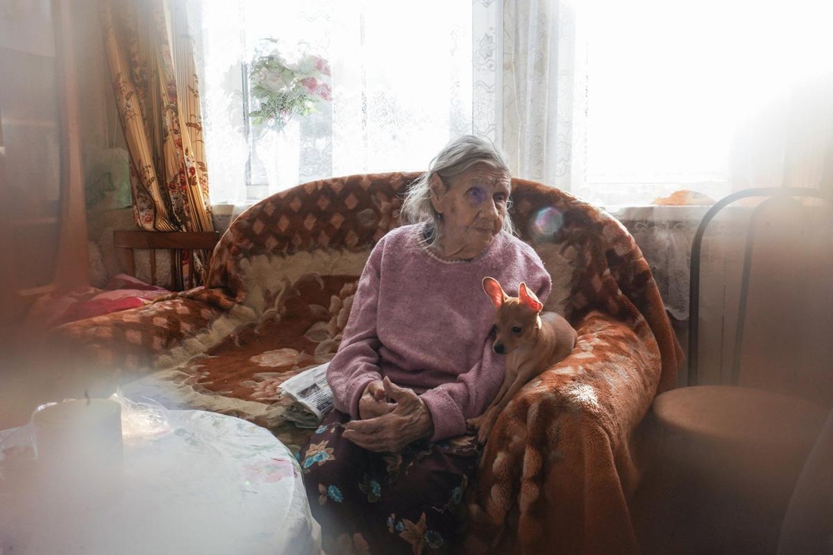 Елена Голубева и пес Тяпа. Фото: Анастасия Цицинова / «Новая газета»