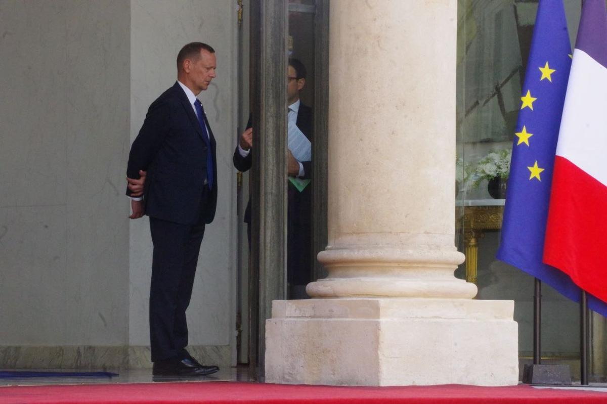 Эмманюэль Бонн консультируется с Елисейским дворцом. Фото: Юрий Сафронов / «Новая газета»