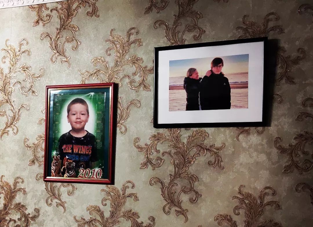 Фотографии в комнате Никиты Уварова. Фото из семейного архива