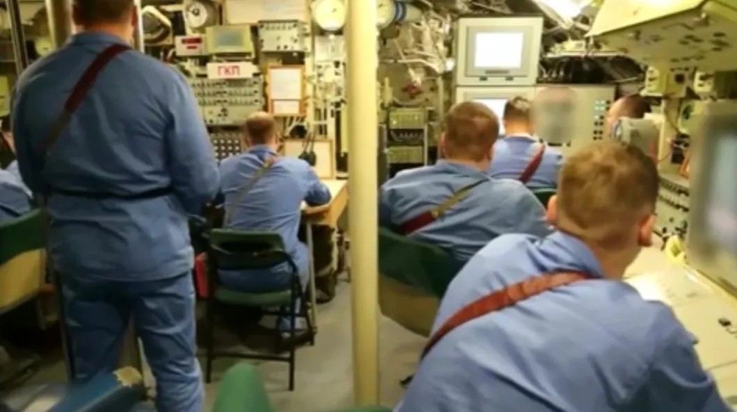 Экипаж боевой подводной лодки российского флота во время учений. Кадр из видео Минобороны