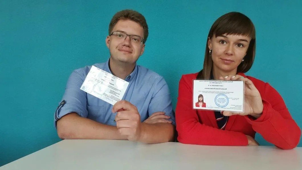 Андрей Фатеев и Ксения Фадеева с удостоверениями. Фото: штаб Навального в Томске