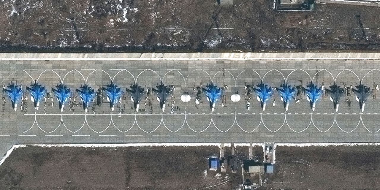 Американская газета WSJ опубликовала спутниковые снимки российских истребителей в Крыму, переброшенных к украинской границе в рамках учений на фоне обострения ситуации на востоке Украины