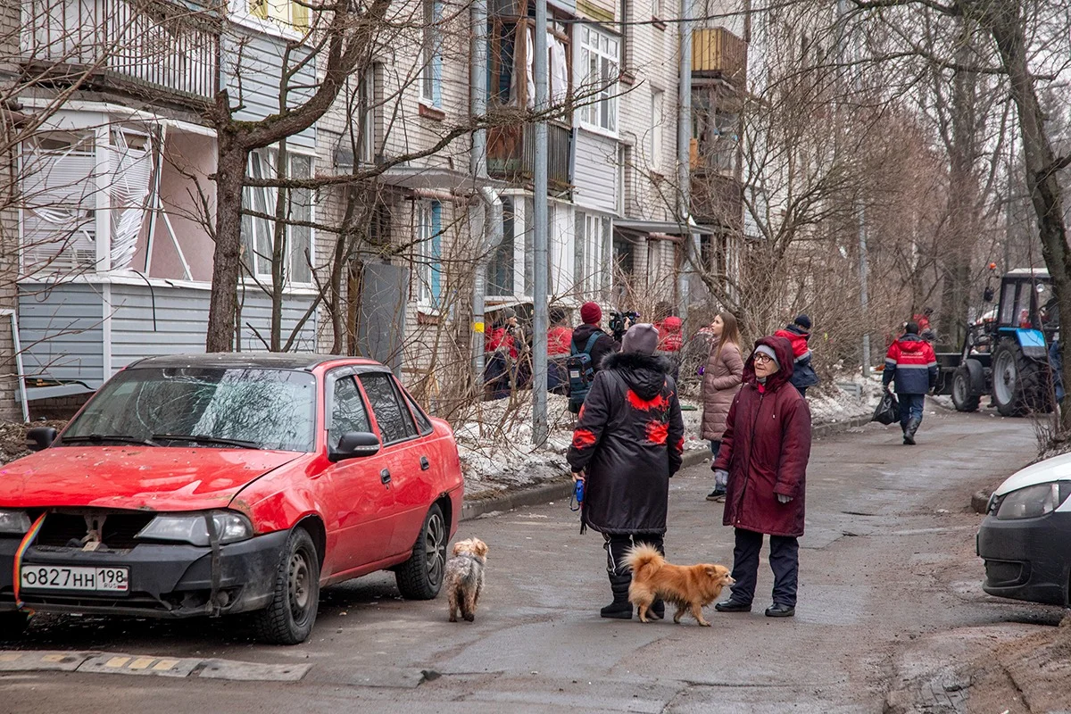 Легли спать — хорошо, проснулись — еще лучше…». Как живут сейчас  петербуржцы, в чей дом влетел дрон и за которых молится губернатор,  уверяющий, что «город надежно защищен» — Новая газета