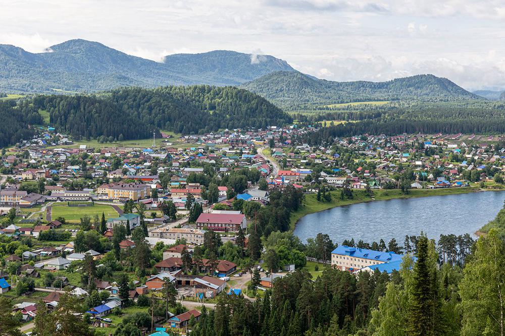 Вид на село Турочак. Фото: Арден Аркман / «Новая газета»