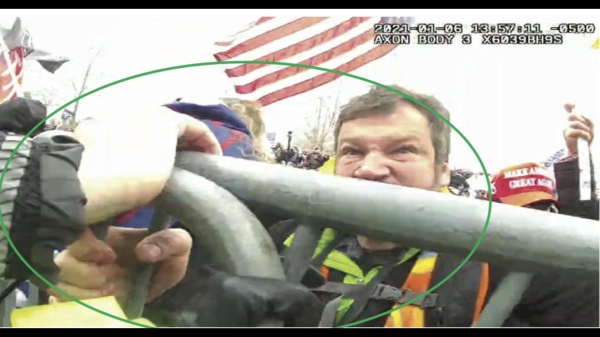 Эван Ньюман во время протестов у Капитолия. Скриншот видео ФБР