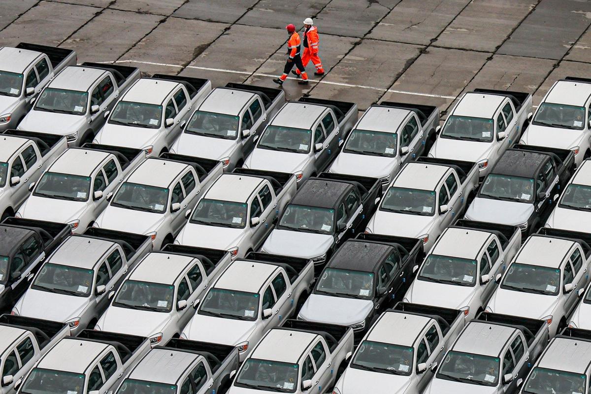 Китайские автомобили в порту Владивостока. Это первая массовая поставка иностранных автомобилей в Россию после введения санкций Японией. Фото: Юрий Смитюк / ТАСС