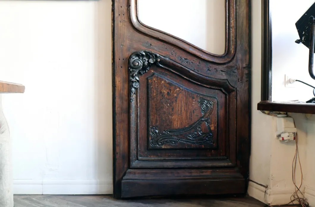 Фрагмент створки дверей дома Бака в интерьере кафе «Рубинштейн». Фото: фонд «Внимание»