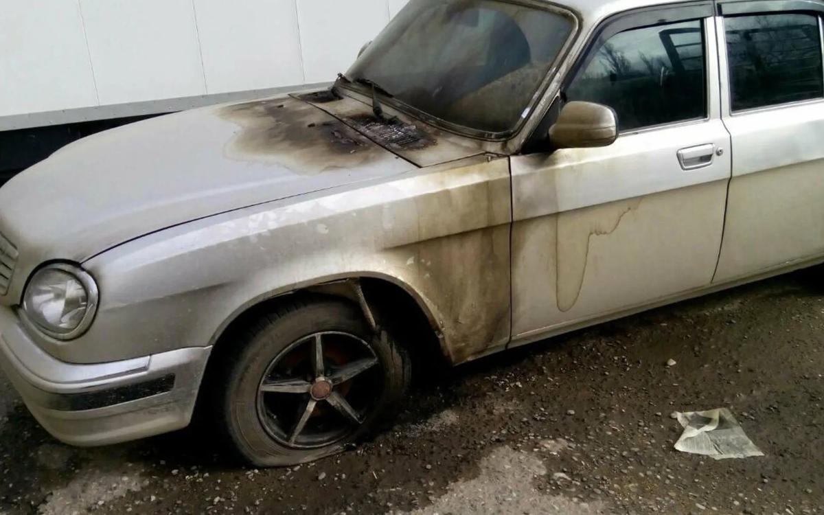 В Махачкале сожгли автомобиль «Мемориала»