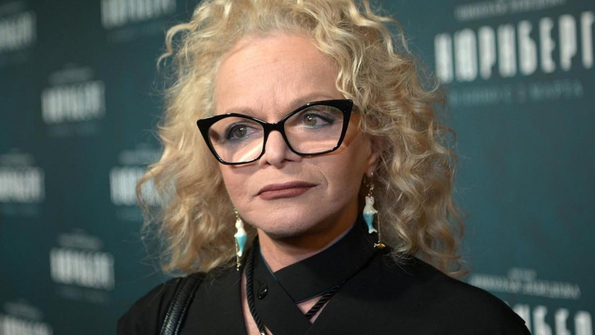 Верховный суд признал за Лурье право собственности на квартиру Долиной и ее право принудительно выселить певицу. Трансляцию суда смотрели больше 100 тысяч человек