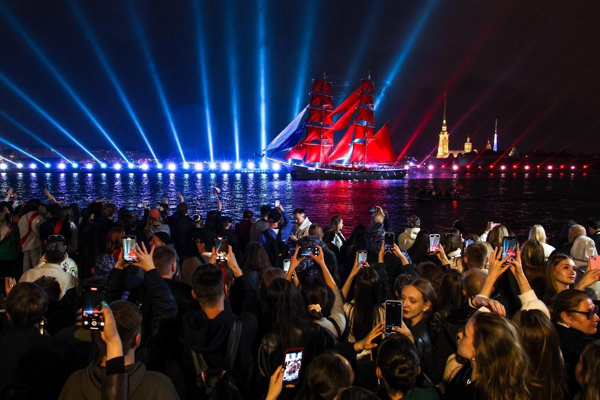 Бриг «Россия» на Неве во время ежегодного праздника выпускников «Алые паруса». Фото: Петр Ковалев / ТАСС