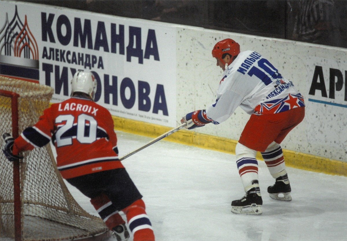 Даже на пенсии Александр Мальцев в том самом шлеме продолжал выходить на лед. Фото: Евгений Успенский