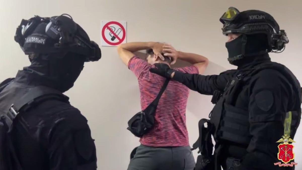 Задержание Леоновича. Кадр из оперативной съемки СК