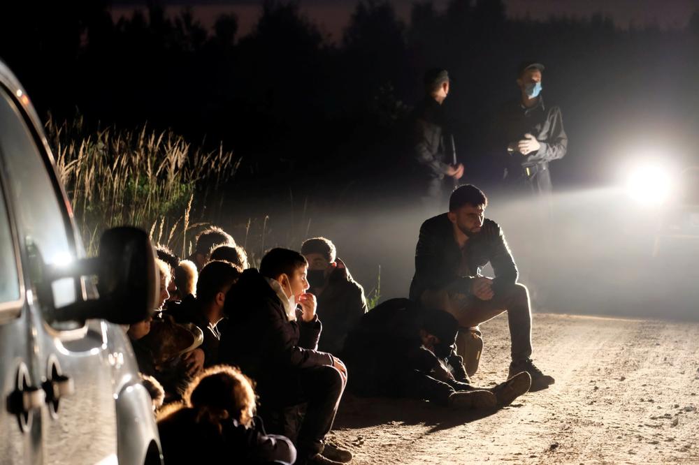 Группа нелегальных мигрантов задержанных в Ворзове, Латвия, 11 августа 2021 года. Фото: ЕРА