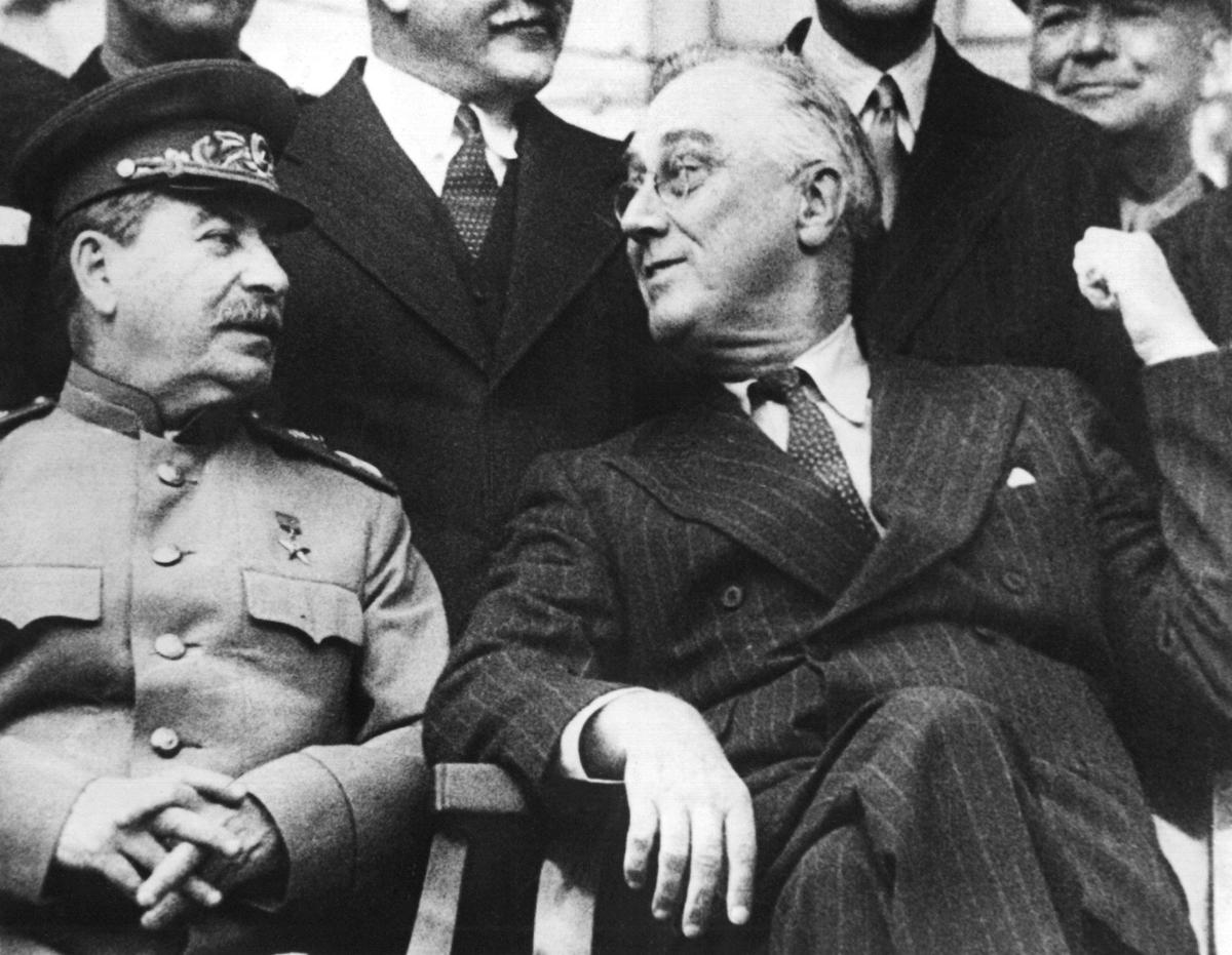 Иосиф Сталин и президент США Франклин Рузвельт во время конференции в Тегеране. Фото: ИТАР-ТАСС / PHOTAS / DPA