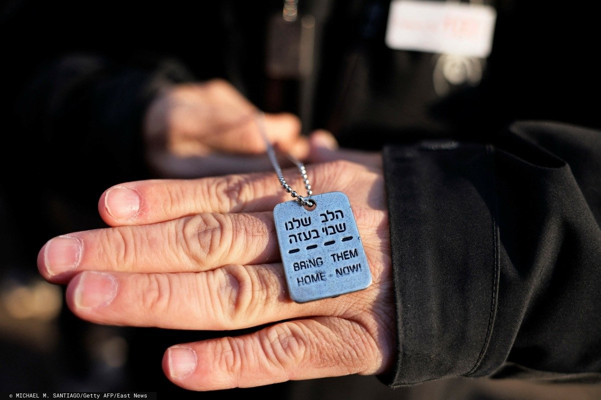 «Верните их домой» — надпись на кулоне. Фото: MICHAEL M. SANTIAGO/Getty AFP/East News