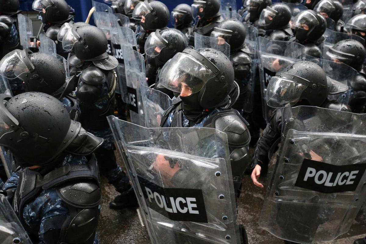 Полиция во время акции протеста оппозиции против законопроекта об иноагентах в Тбилиси. Фото: AP / TASS