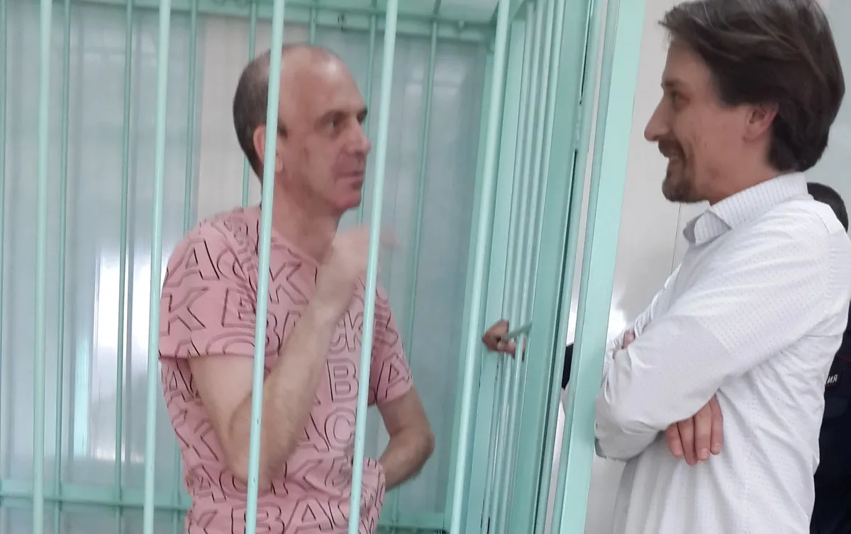 Михаил Афанасьев и адвокат Владимир Васин. Фото: Алексей Тарасов / «Новая газета»