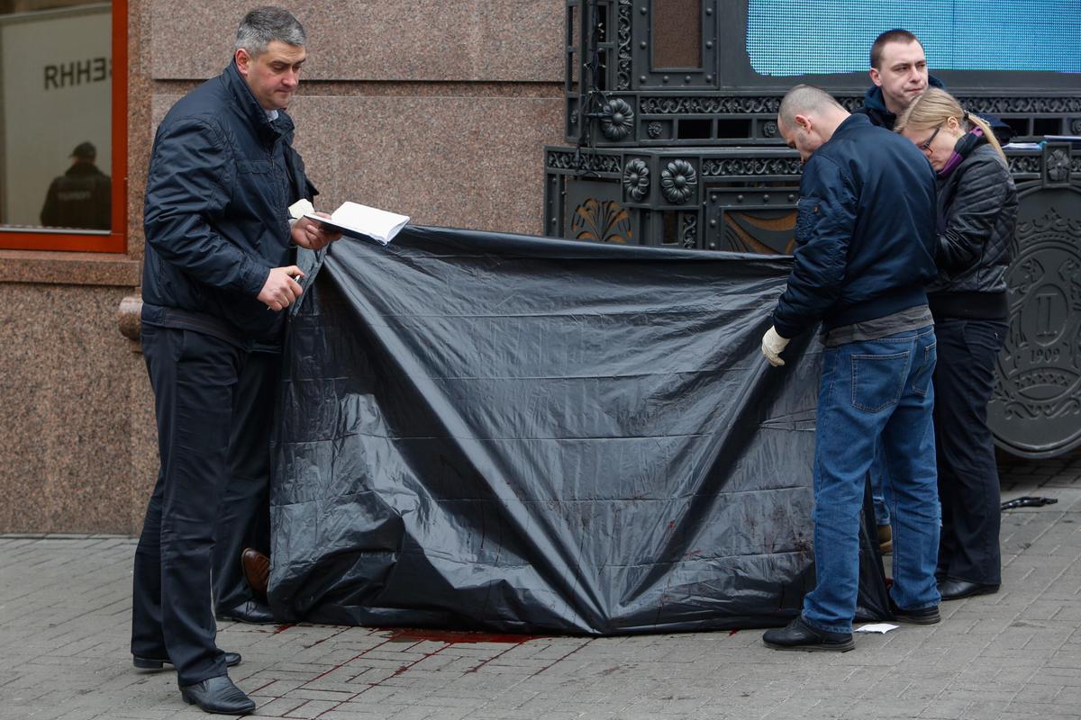 Следователи на месте убийства экс-депутата Госдумы Дениса Вороненкова. Фото: Sergii Kharchenko / Zuma / ТАСС