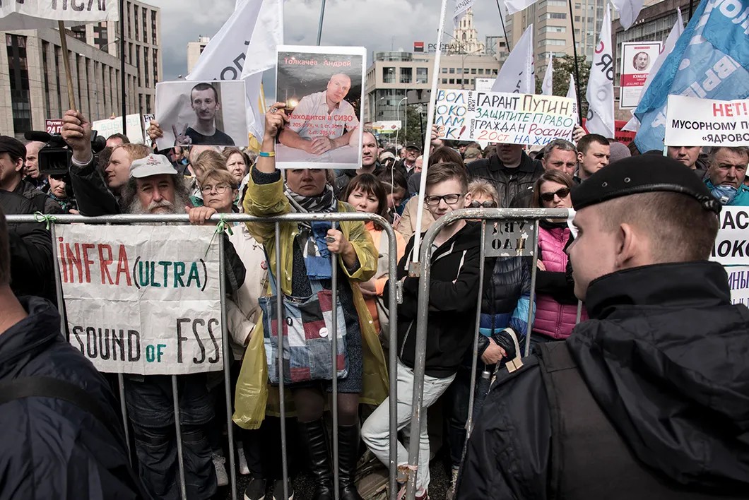 Требование освободить Александра Кольченко (плакат слева). Фото: Виктория Одиссонова / «Новая»