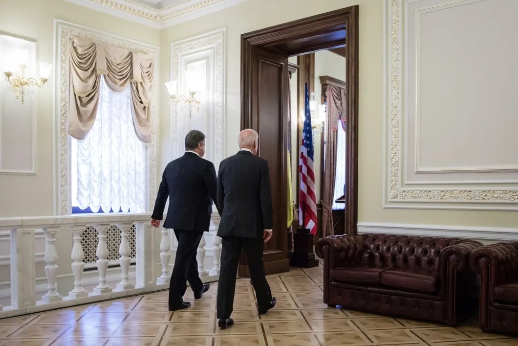 Петр Порошенко и Джо Байден в Киеве перед пресс-конференцией. Фото: РИА Новости