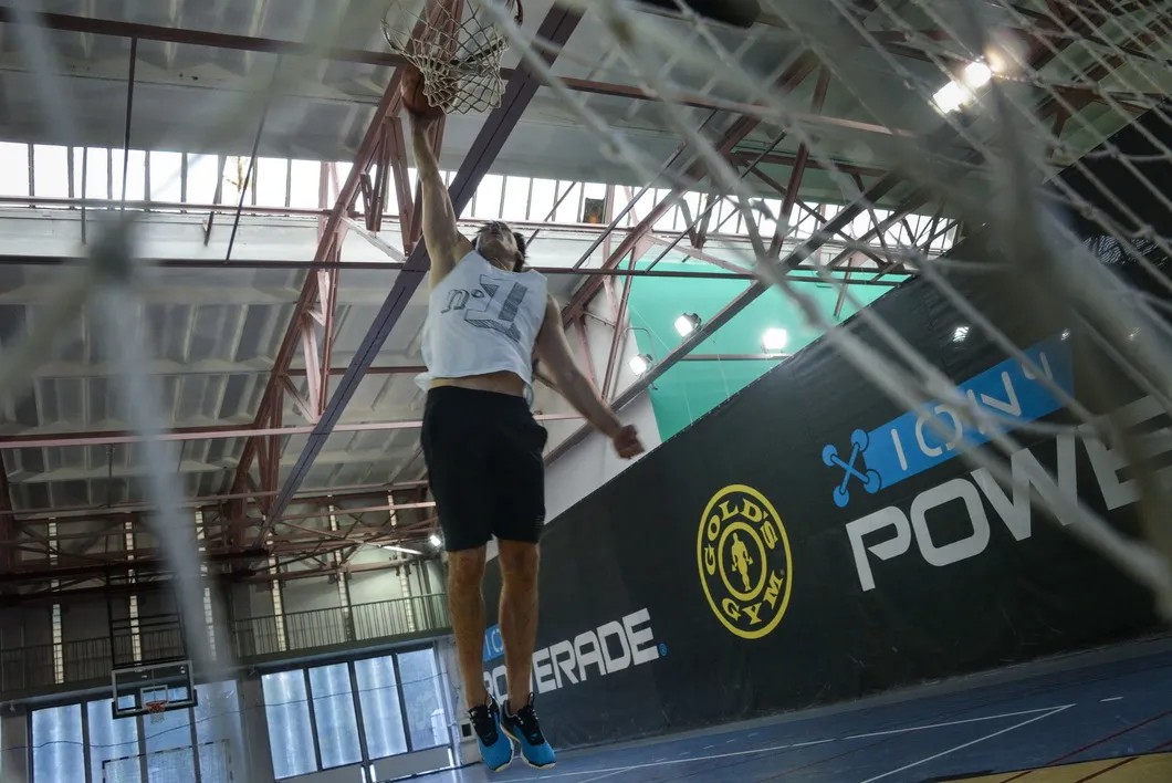 «Слэм-данк я хоть сейчас сделаю». КМС по баскетболу Гудков в спортзале. Фото: Виктория Одиссонова / «Новая газета»