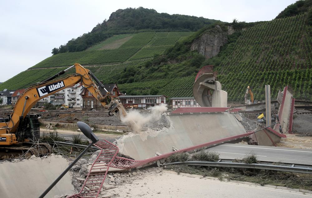 Пешеходный мост над рекой Ар. Стихия разрушила винодельческие и курортные районы Западной Германии. Фото: Reuters