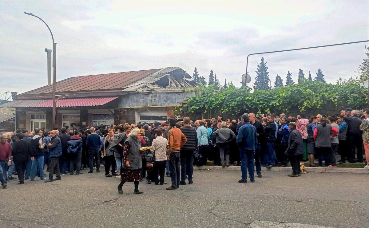 Очередь за хлебом. Фото: Евгения Енгибарян