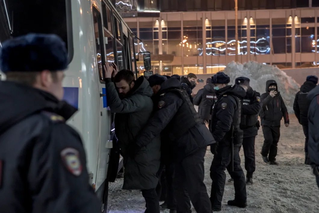 Десятки людей, приехавших встретить Навального в аэропорт, были задержаны. Фото: Влад Докшин / «Новая газета»
