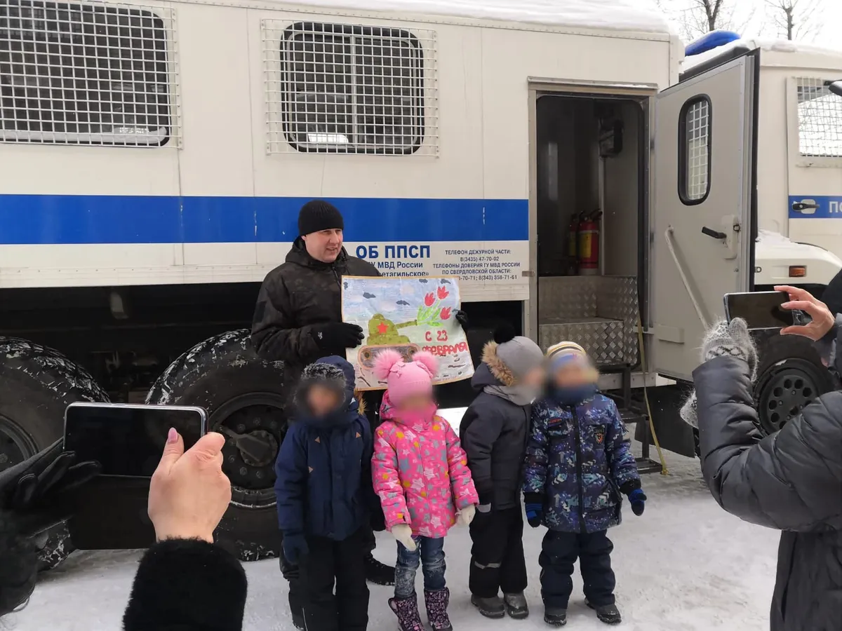 В Нижнем Тагиле школьникам и воспитанникам детского сада организовали  встречу с ветеранами и силовиками и показали автозак — Новая газета