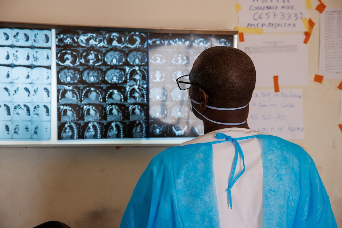 В клинике для больных коронавирусом. Рентген легких пациентов. Мали. Фото: Nacer Talel / Anadolu Agency / Getty Images