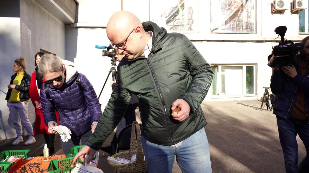 Вера и Илья, дети Анны Политковской, сегодня сажают тюльпаны в Анином саду / «Новая газета»
