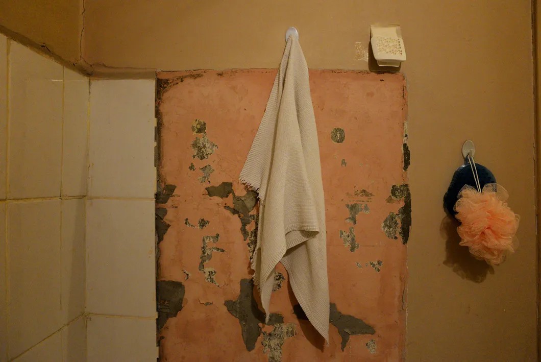 В ванной у жительницы дома Ларисы Твердохлебовой плитку положили только недавно – и она уже начала отваливаться. Фото: Виктория Одиссонова / «Новая»