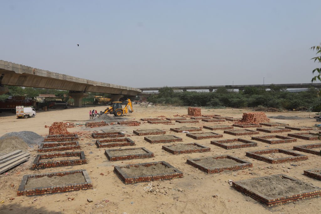 Рабочие строят за пределами крематория новые платформы для кремации погибших. На кладбищах и в крематориях Нью-Дели не хватает мест. 27 апреля, 2021 год. Фото: Amarjeet Kumar Singh / Anadolu Agency via Getty Images