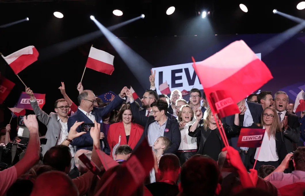 Лидеры и сторонники Lewicа радуются своему результату на выборах. Фото: Reuters