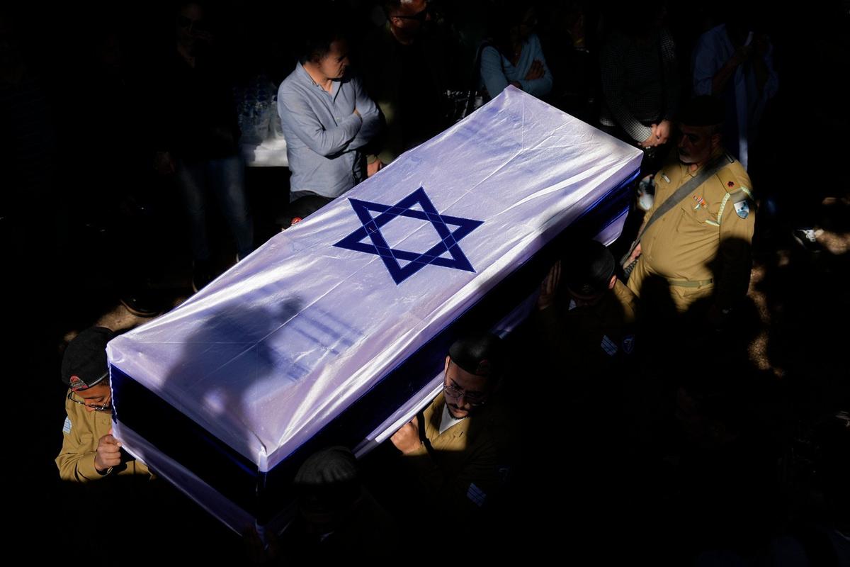 Похороны погибшего во время нападения ХАМАС 7 октября сержанта Оза Даниэля в Кфар-Сабе. Фото: AP/ TASS