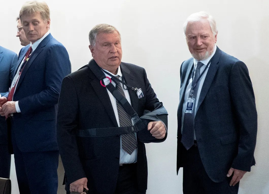 Глава «Роснефти» Игорь Сечин (в центре). Фото: Reuters
