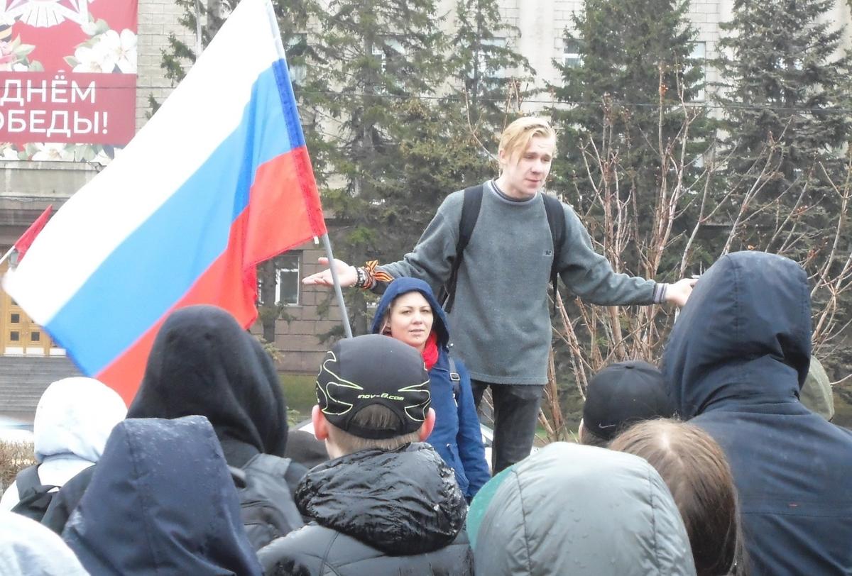 За мгновение до провокации. На запястье правой руки оратора георгиевская лента. Фото: Алексей Тарасов / «Новая газета»