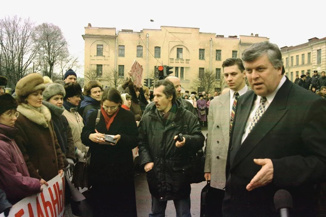 Пикет рабочих возле здания Выборгского целлюлозно-бумажного комбината. Февраль 1998 года. Фото: Иван Куртов / ИТАР–ТАСС