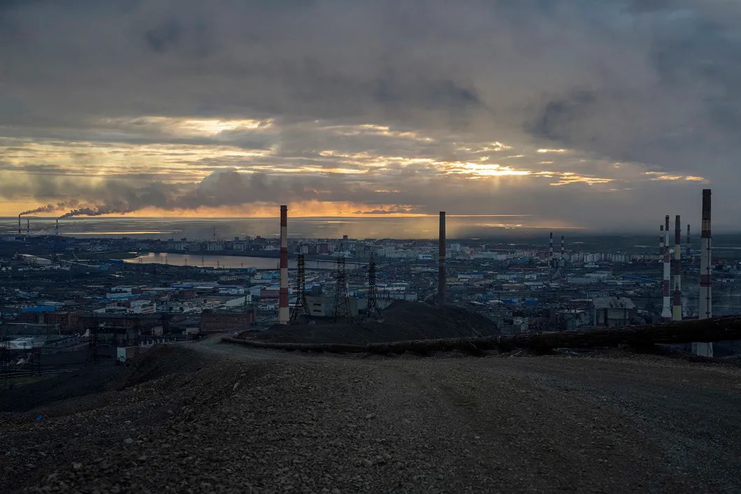 Gudchikha Mountain. Nickel Plant. Photo: Yury Kozyrev, Novaya Gazeta
