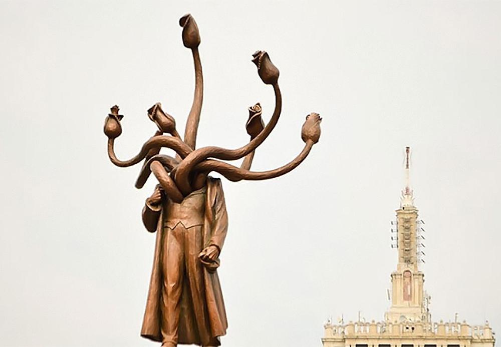 Типовой советский памятник Ильичу в Бухаресте в 2012 году обновили...