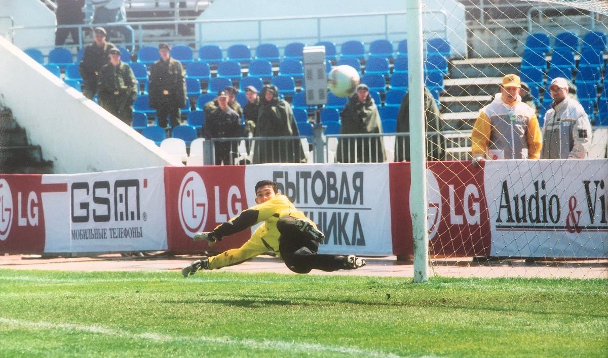 «Откpойте глаза! Всё в поpядке! Гола нет!» Фото: Евгений Успенский