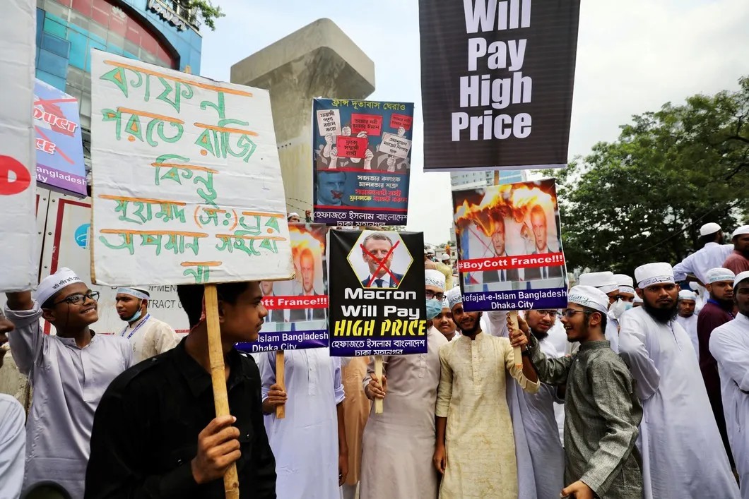 Сторонники исламской организации Хефазат-э-Ислам Бангладеш выступают против высказываний президента Франции Эмманюэля Макрона. Фото: Reuters