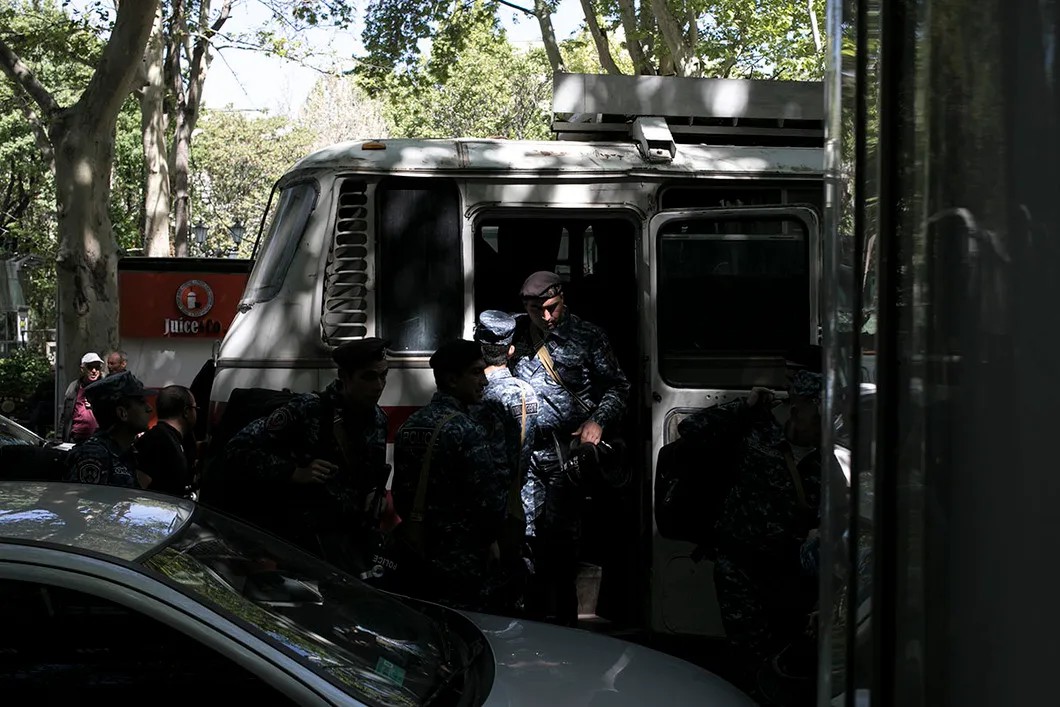 Полицейские выходят из автобуса недалеко от площади Республики в Ереване. Фото: Влад Докшин / «Новая газета»