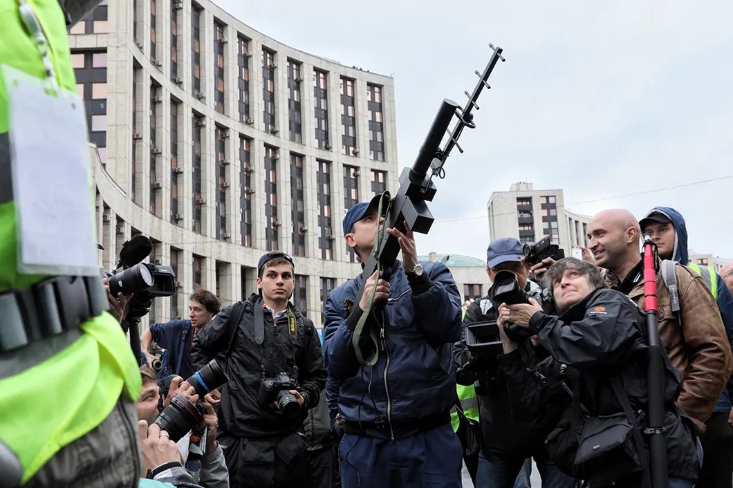 Один из самых неожиданных сюжетов мирно прошедшго митинга на Сахарова — эпизод со сбитым сотрудниками полиции дроном. На фото: электрическое ружье. Фото: Влад Докшин / «Новая газета»