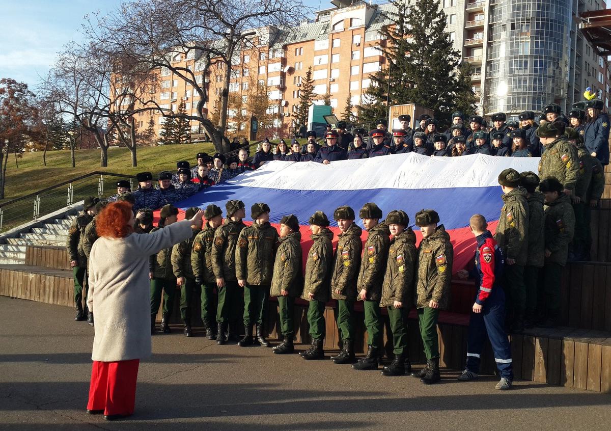 1 ноября 2025 года. Красноярск. Дети и подростки в форме и без готовятся к Дню народного единства. Фото: Алексей Тарасов / «Новая газета»