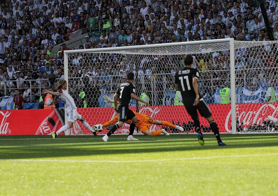 Ответный гол исландцев / Влад Докшин, «Новая газета»