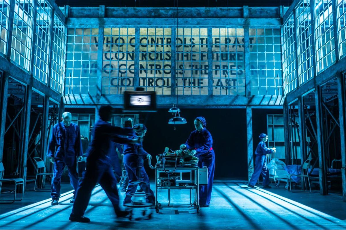 Сцена из спектакля «1984» в Citizens Theatre в Глазго. Источник: citz.co.uk