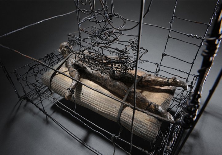 Проволочная скульптура Мартина Сенна, созданная по мотивам рассказа Кафки об исправительной колонии. Фото: соцсети