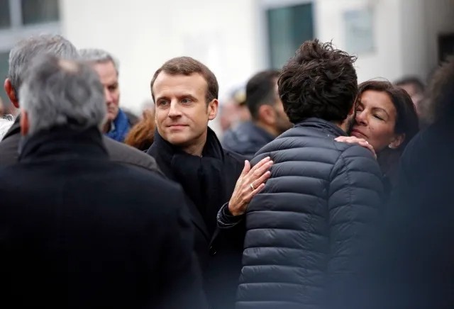 7 января президент Макрон и мэр Парижа Анна Идальго почтили память погибших при теракте сотрудников журнала Charlie Hebdo. Фото: EPA